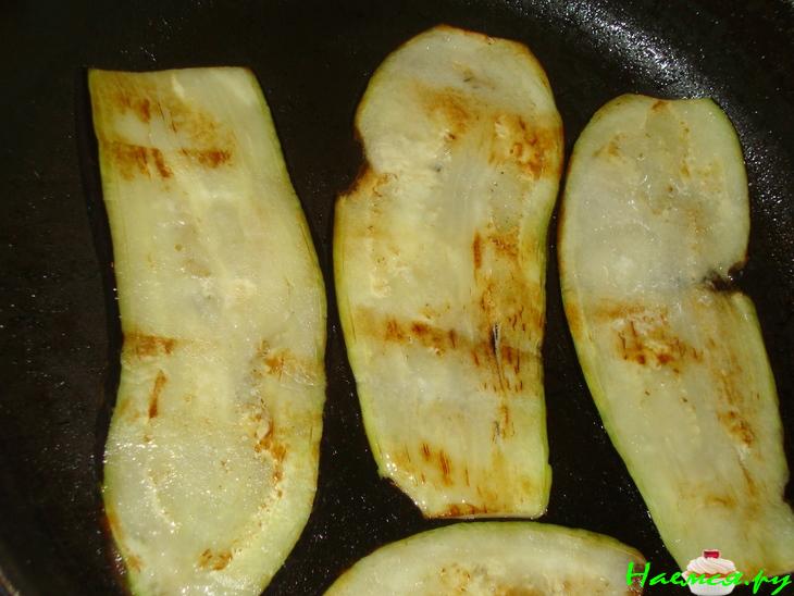 Баклажановые рулетики с помидором и сыром