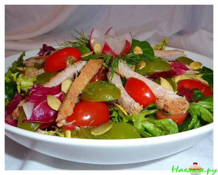 Вкусный салат с индейкой и фруктами