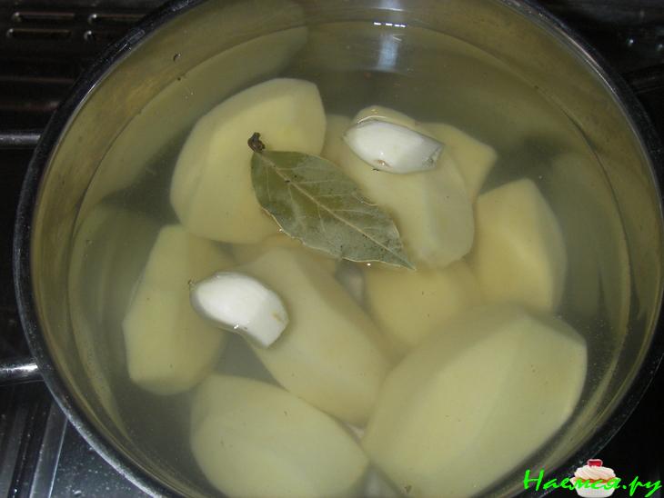 Перец фаршированный беконом, картофелем и грибами