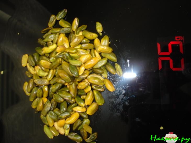 Хлебушек с фисташками к завтраку "Глазки крокодила"