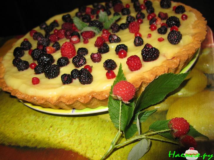 Песочный пирог с заварным кремом и ягодами
