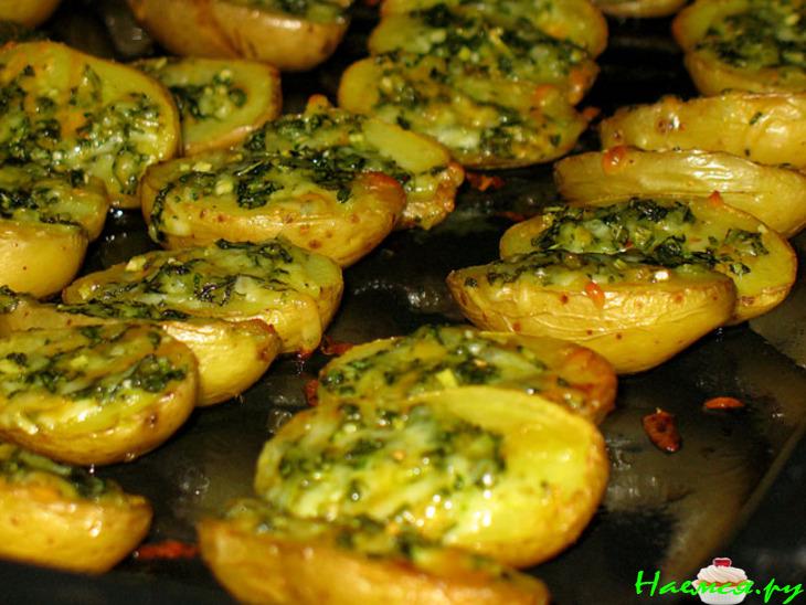 Запечённая молодая картошечка с базиликом