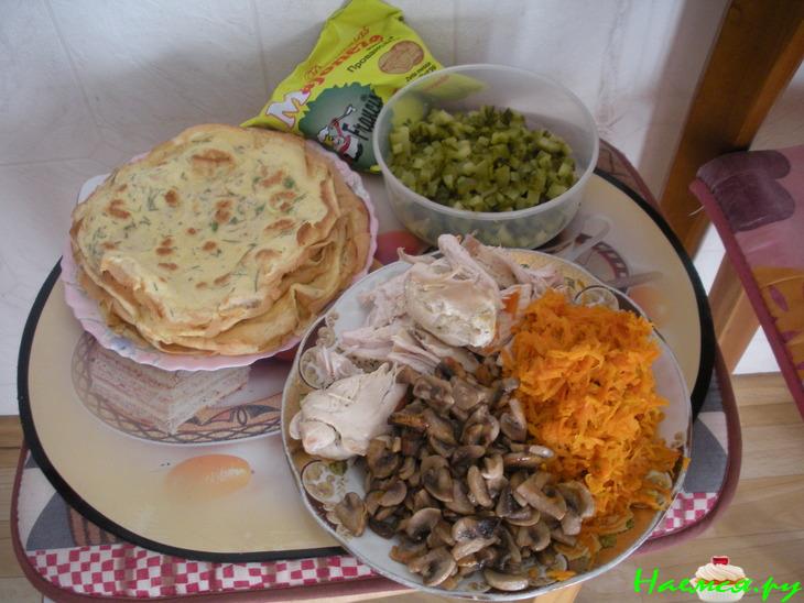 Салат "Шарлотка" с шампиньонами и куриным филе