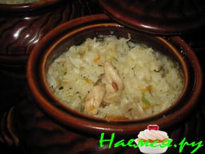 Рис с курицей и капустой в горшочке