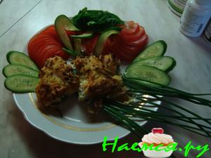 Рыба в кольчуге с салатом из овощей