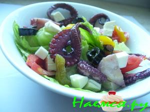 Салат с маринованным осьминогом