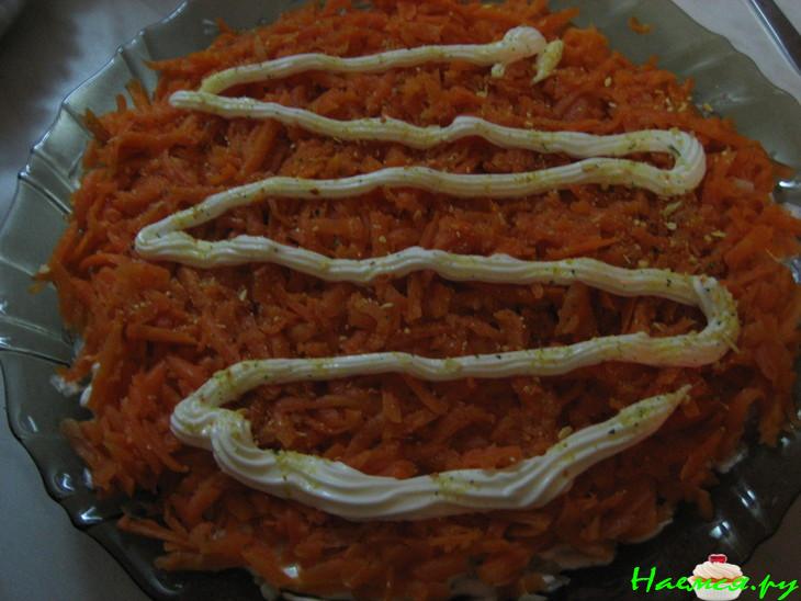 Салат с куриной грудкой и грибами "Сытный"