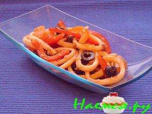 Салат с кальмарами, перцем и маслинами