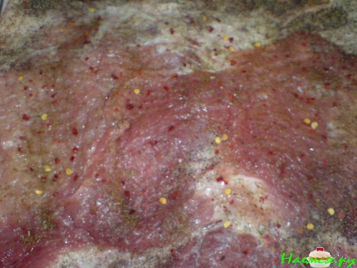 Свиная грудинка, начинённая пореем и сыром