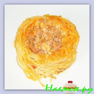 "Гнёзда" запечённые с сосисками в томатном соусе