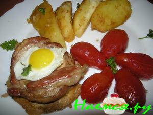 Мясные медальоны с перепелиными яйцами