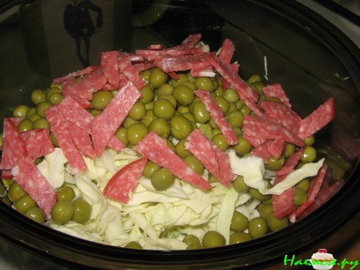 Салат "Столичный" с капустой и копченой колбасой