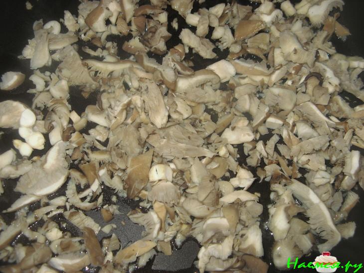 Фаршированный грибами язык в тесте