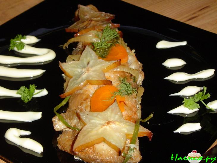 Рыба, запеченная под соевым соусом с карамболой