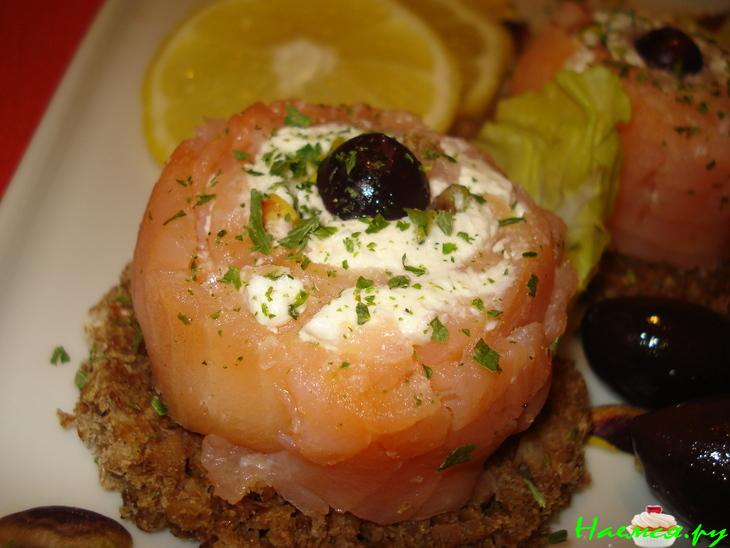 Канапе с рулетами из лосося