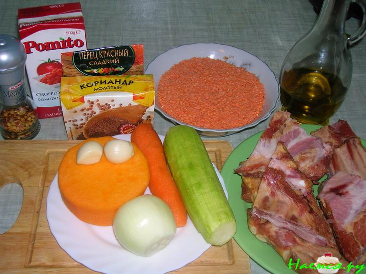 Густой чечевичный суп с копчеными свиными ребрышками Густой чечевичный суп с копчеными свиными ребрышками