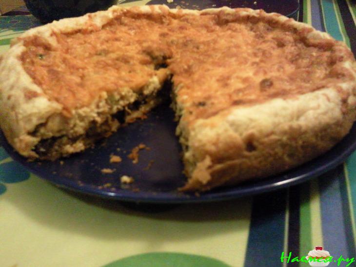 Пирог из слоеного теста с баклажанами