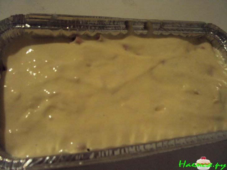 Вкусный заливной пирог с колбасой и сыром к завтраку