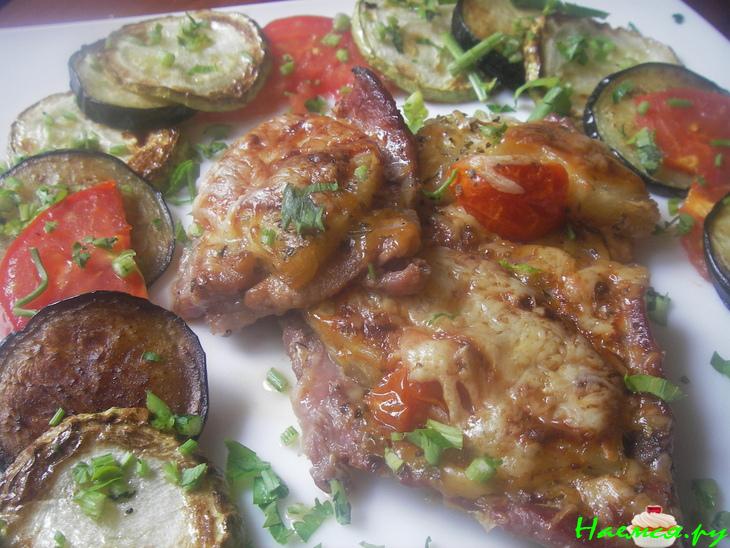 Свинина, запеченная с ананасами и помидорами черри