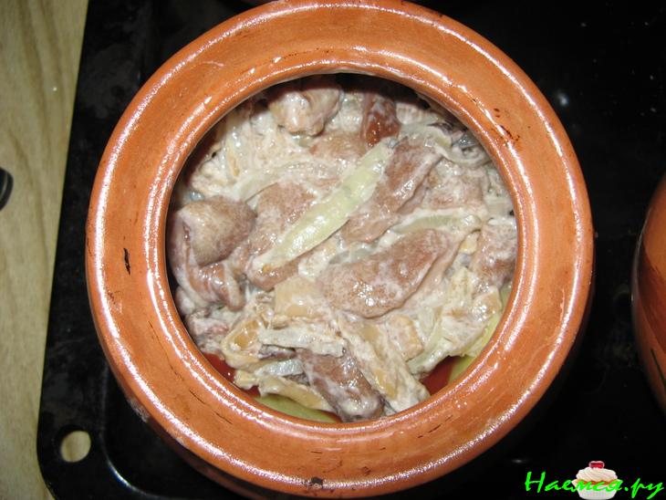 Жаркое в сметане в горшочках