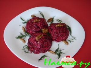 Салат из свеклы под сырно-грибным соусом