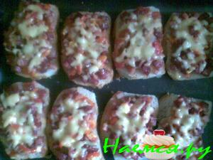 Горячие бутерброды с колбасой и помидором Горячие бутерброды с колбасой и помидором