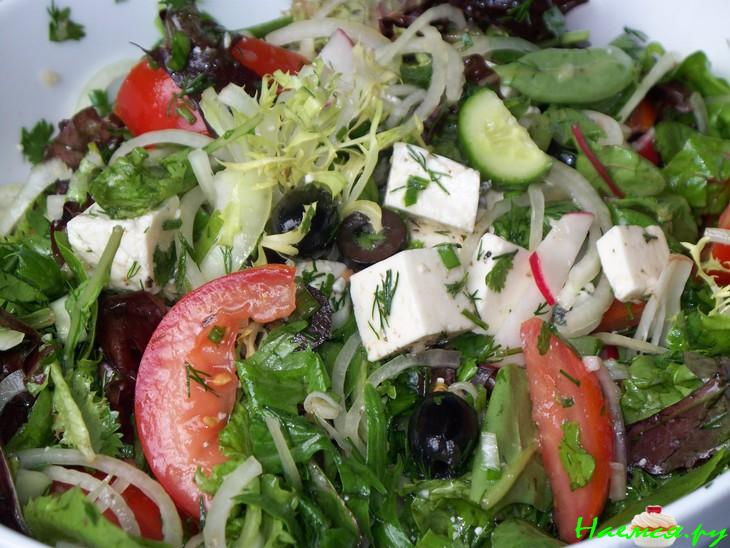 Вкусный овощной салат с рикотой и рокфором