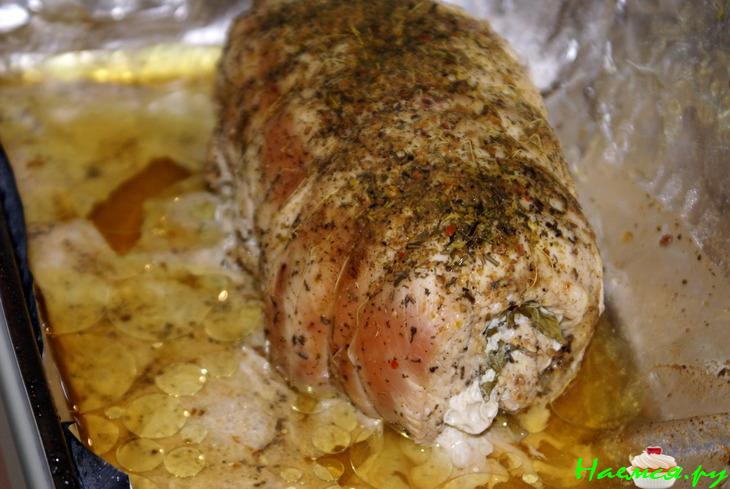 Рулет из индейки с чесноком и свекольными листьями Рулет из индейки с чесноком и свекольными листьями