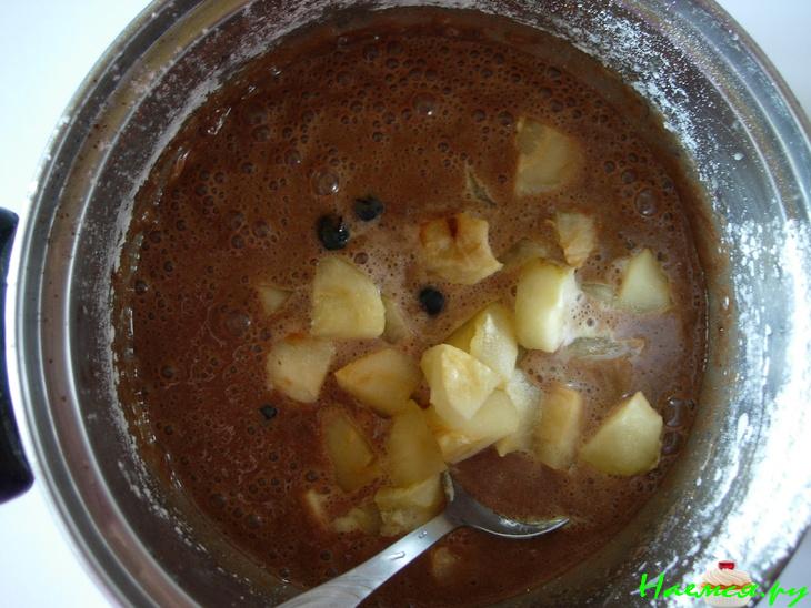 Кекс шоколадный с черной смородиной и "медовыми" яблоками