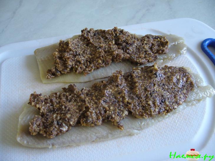 Рольмопс с черносливом и миндалем