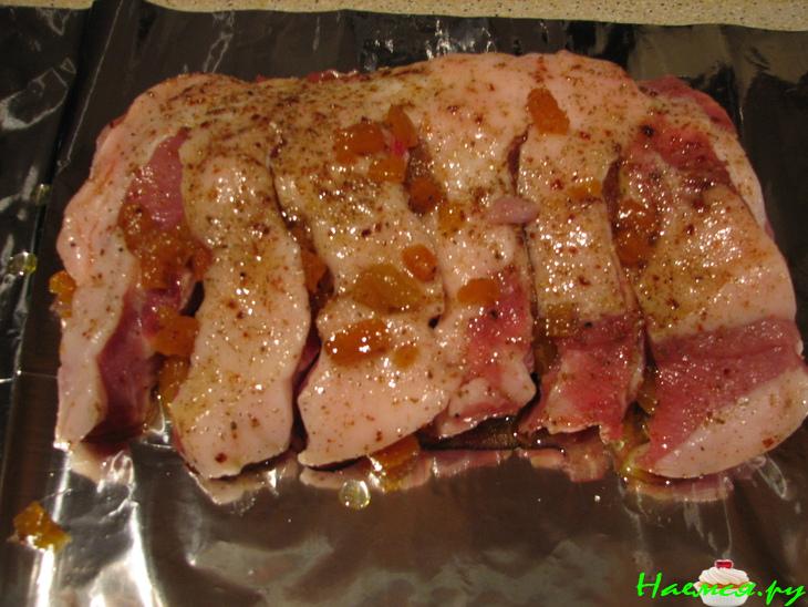 Свиная корейка запеченная с травами и курагой