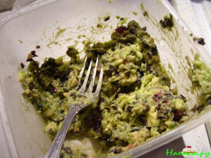 Гренки с авокадо-оливковой смесью