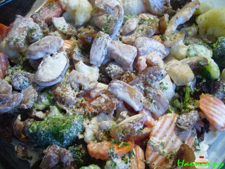 Печень, запеченная в сливочном соусе с овощами и грибами Печень, запеченная в сливочном соусе с овощами и грибами