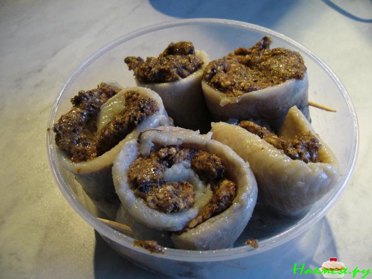 Рольмопс с черносливом и миндалем