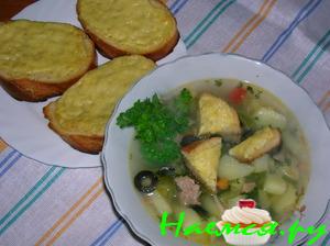 Суп из индейки с маслинами и сырными гренками Суп из индейки с маслинами и сырными гренками