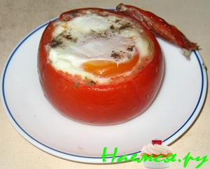 Печёные помидоры с курицей и яйцом
