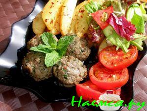 Котлетки запеченные в духовке с картофелем и помидорами