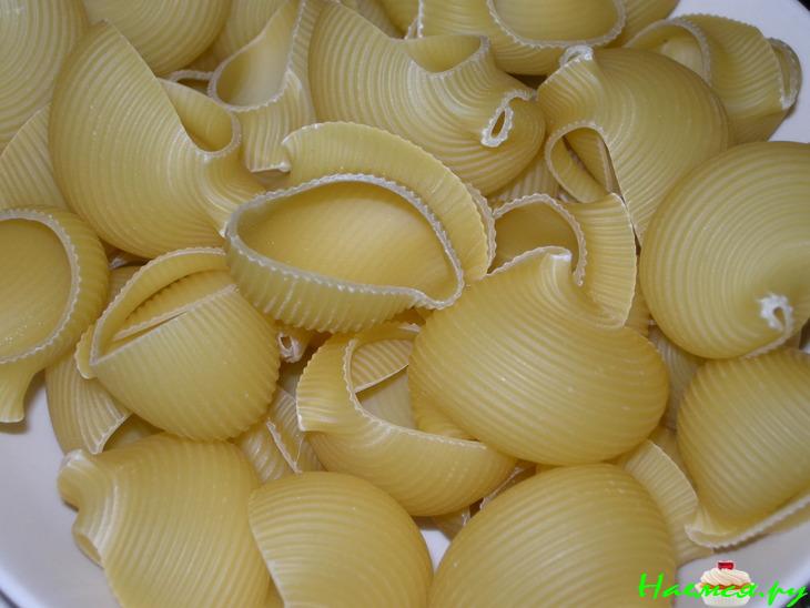 Ракушки фаршированные креветками в сливочном соусе