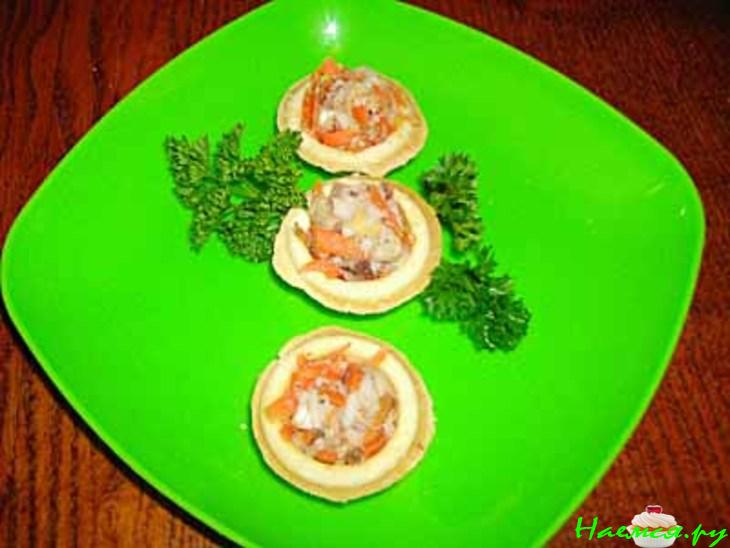 Рыбный салат в мини-тарталетках