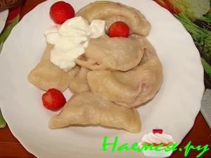 Вареники с клубникой и йогуртом