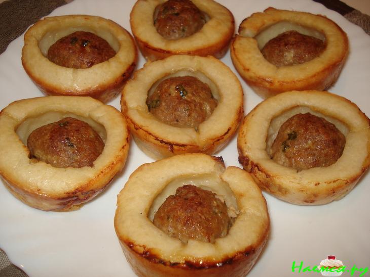 Мясные шарики в чашечках из теста
