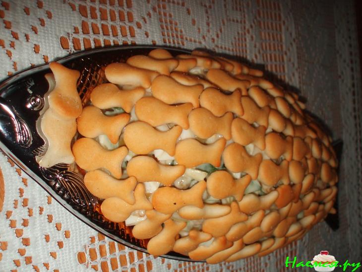 Салат с кальмаром с крекерами