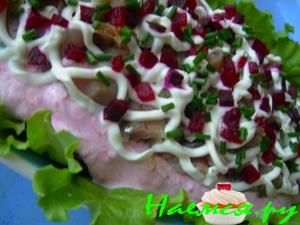 Салат из копченой скумбрии с овощами