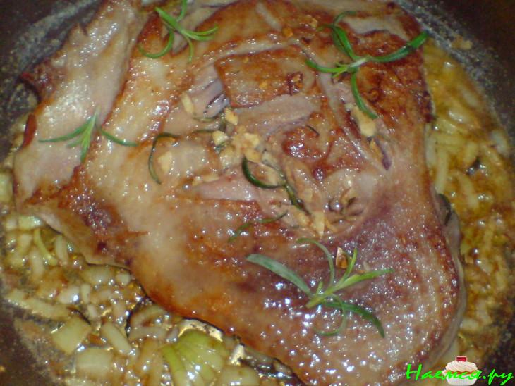 Голень индейки, тушенная в вине с розмарином Голень индейки, тушенная в вине с розмарином