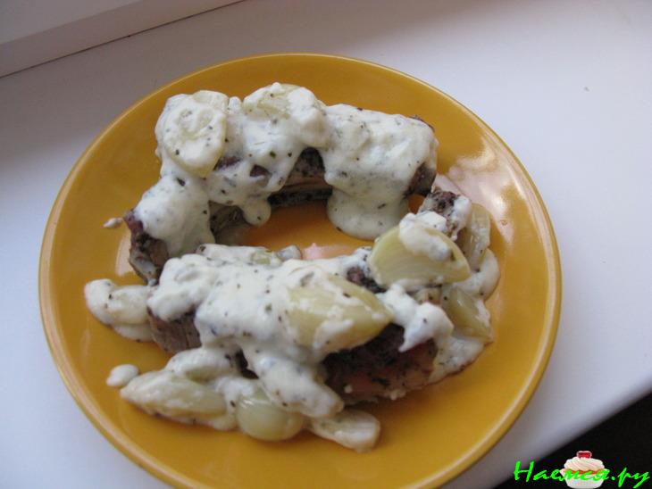 Рёбра и чеснок в сметанном соусе