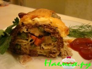 Мясной рулет с макаронами и овощами
