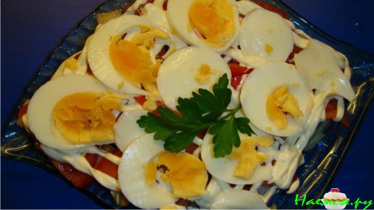 Салат из селедки с помидором, луком и яйцом Салат из селедки с помидором, луком и яйцом