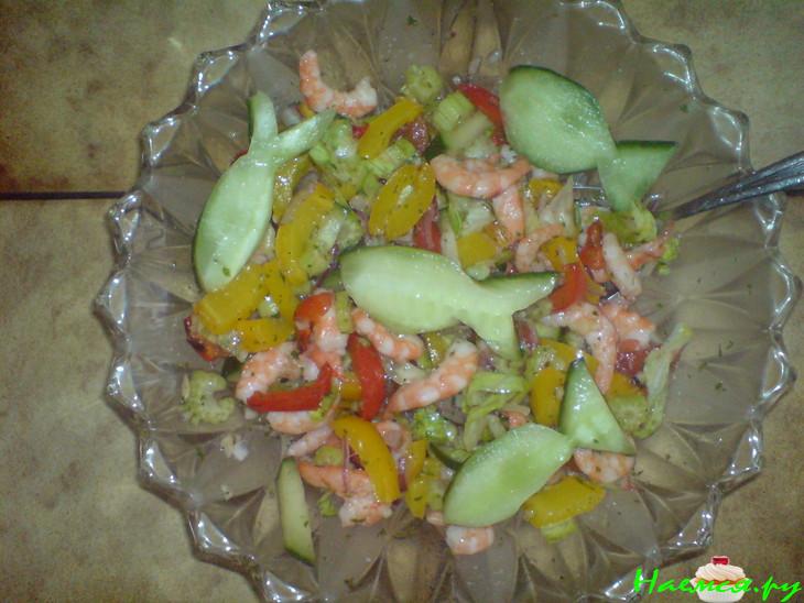 Салат из креветок и овощей под соусом Бальзамико