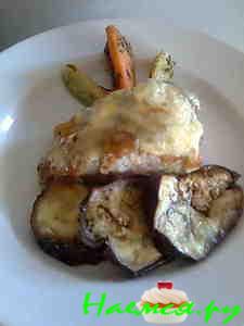 Карп запечённый с грибами, сыром и сметаной