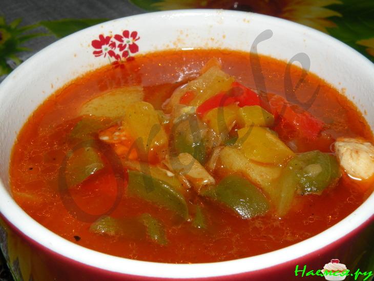 Гуляш куриный &laquo;Светофор&raquo; с красным, желтым и зеленым перцем